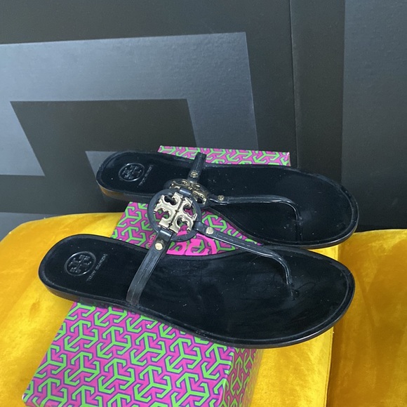Tory Burch mini thong sandal. Great condition!Only worn a few times. Size 9 - Picture 4 of 7